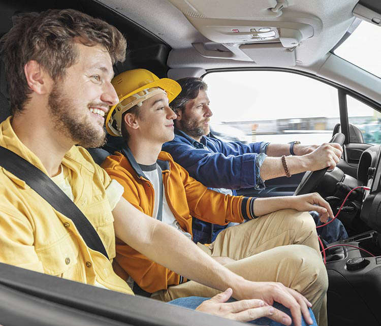 Працівники у салоні автомобіля