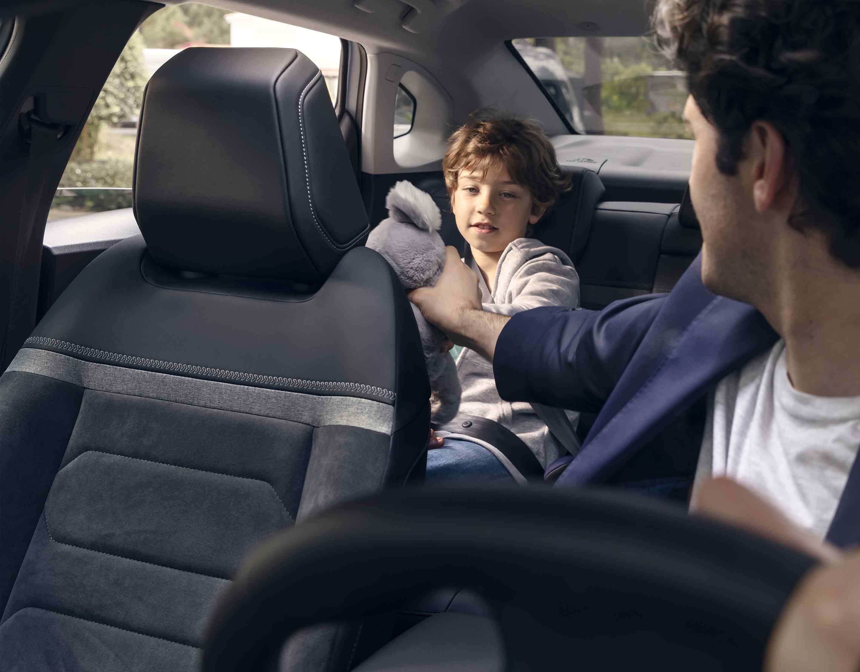 Чоловік і хлопчик у салоні автомобіля