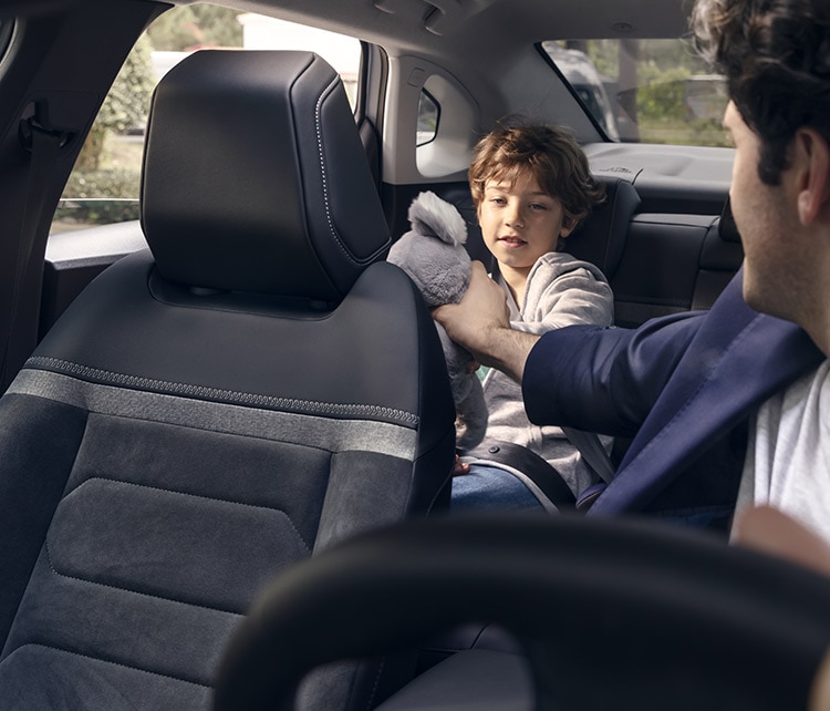 Чоловік і хлопчик у салоні автомобіля
