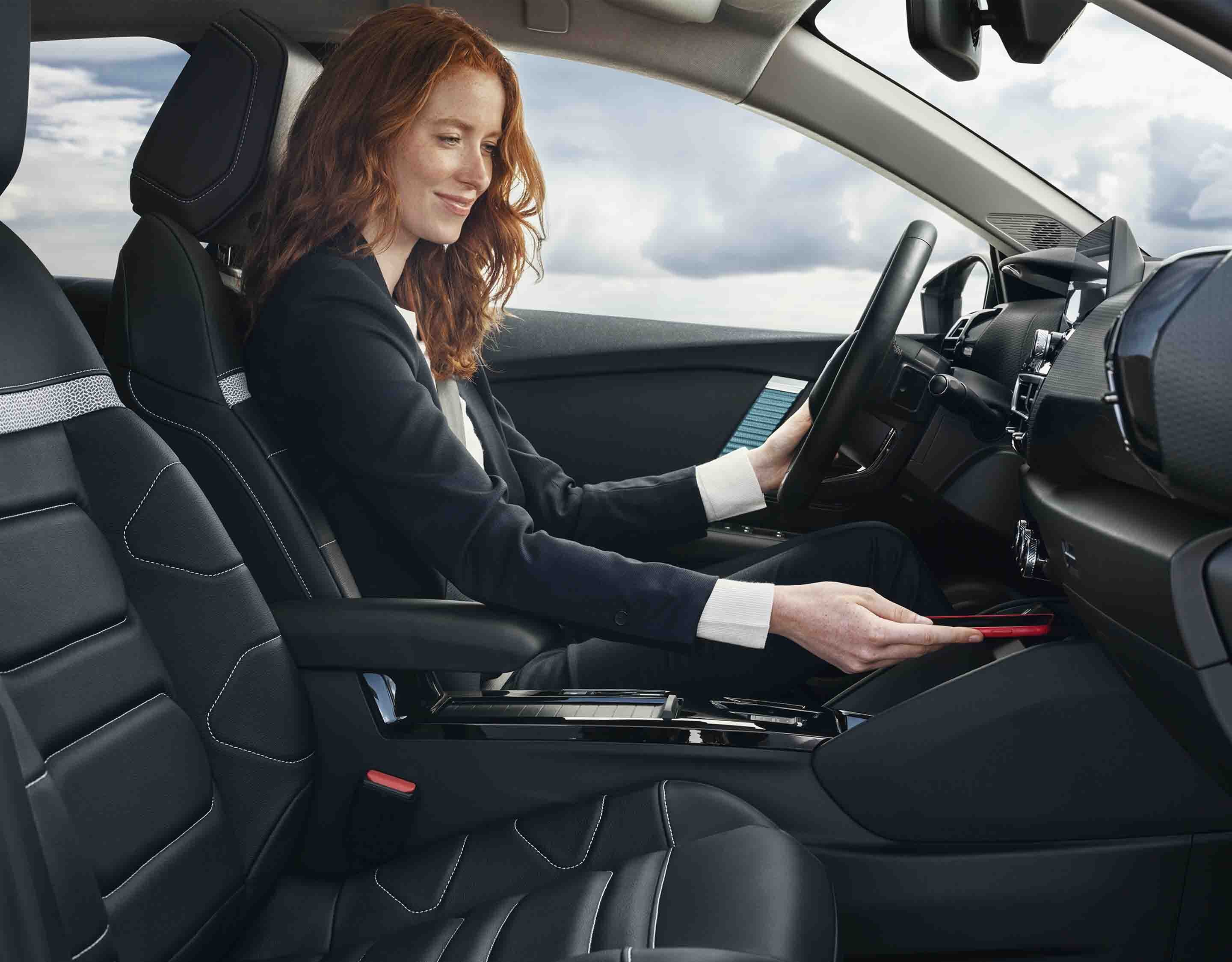 Жінка у салоні автомобіля