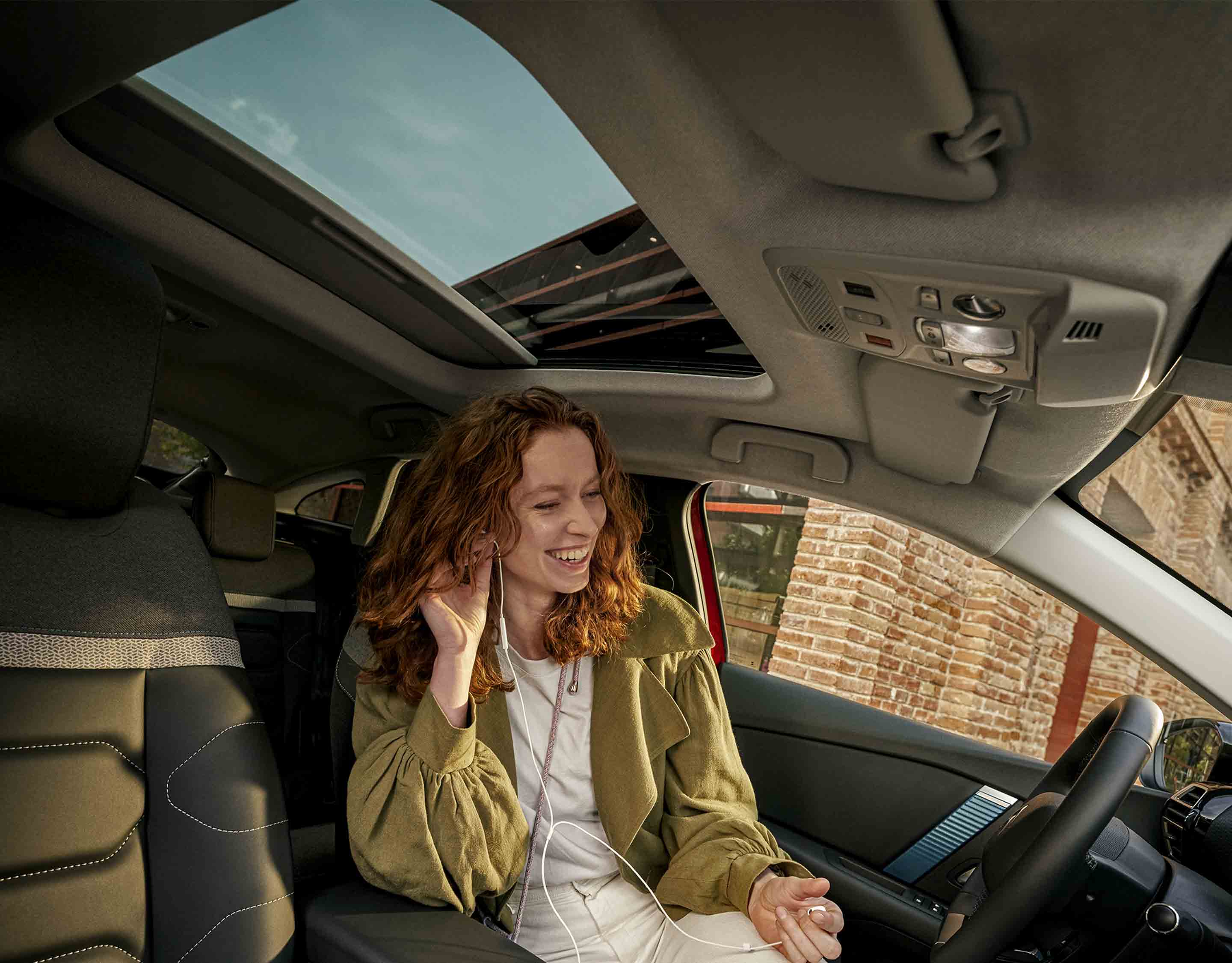 Жінка за кермом автомобіля