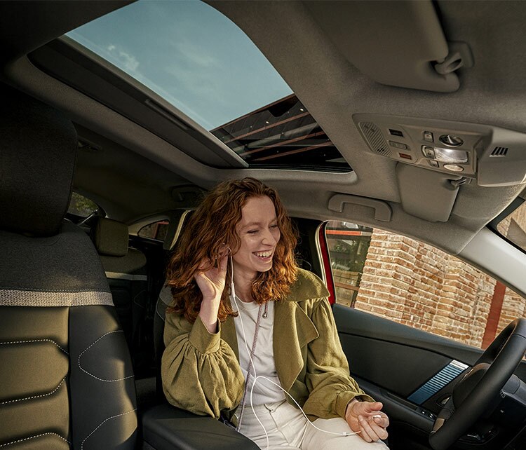 Жінка за кермом автомобіля