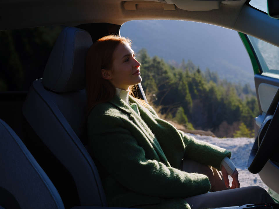 Дівчина на місці водія у салоні C5 Aircross