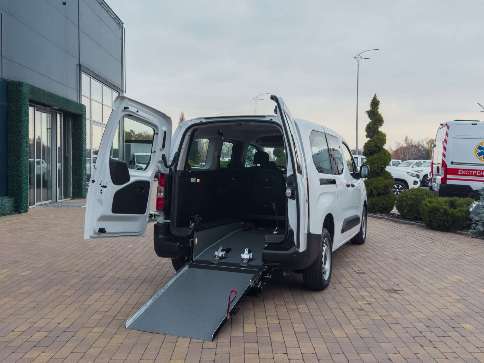 Переобладнаний CITROЁN Berlingo, вигляд ззаду з правого боку