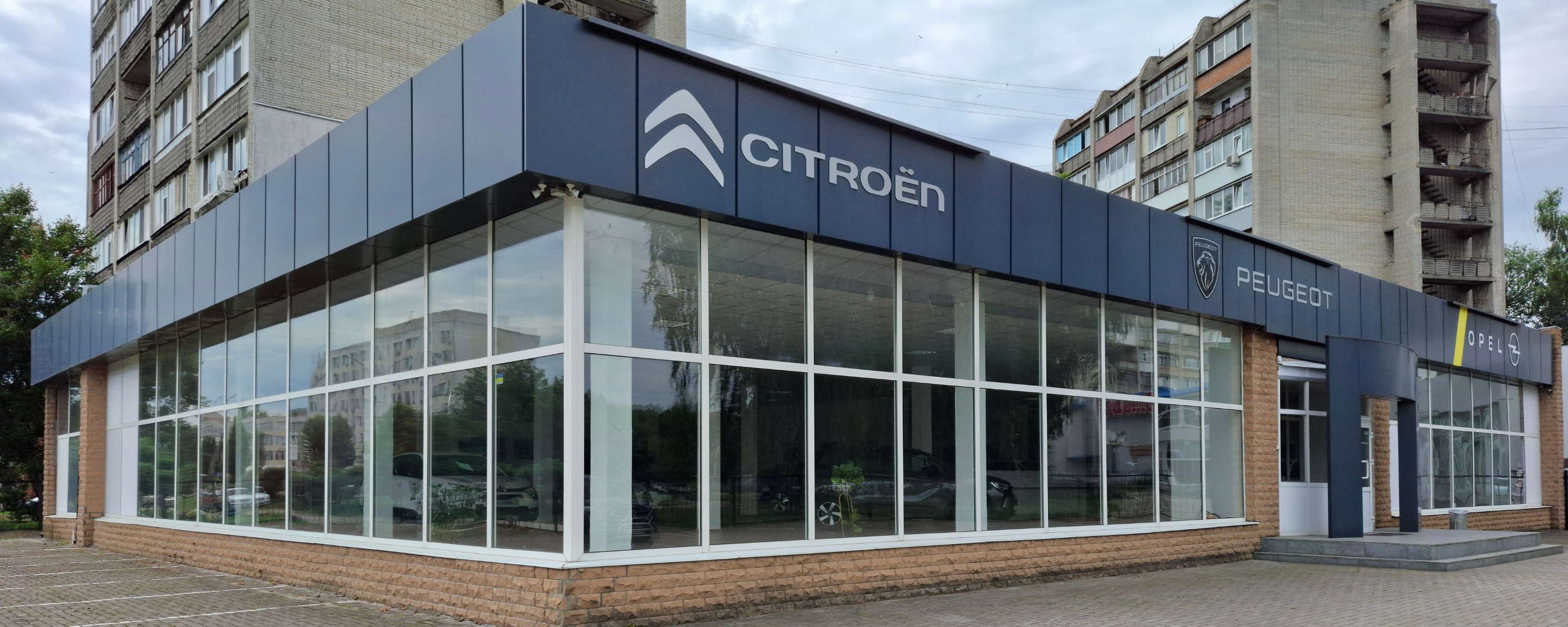 Фасад автосалону Citroën «Автоальянс Суми» на проспекті Перемоги, 135 у Сумах