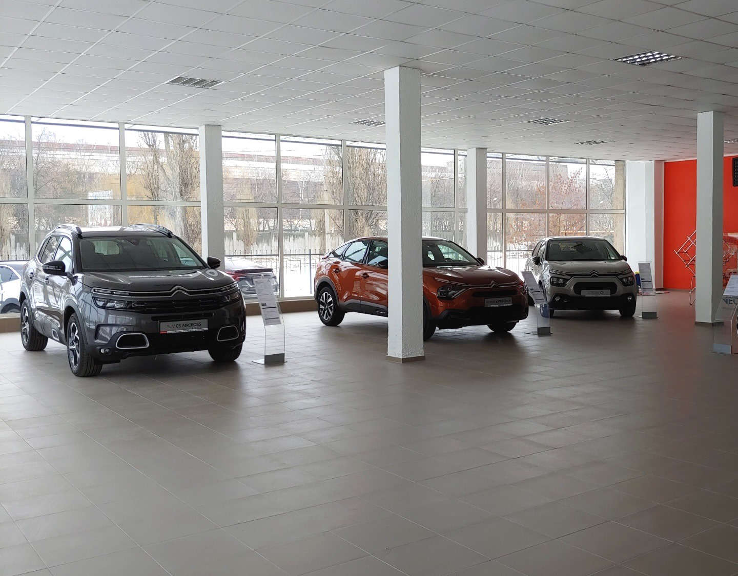 Автомобілі Citroën у виставковому залі автосалону «Автоальянс Суми»