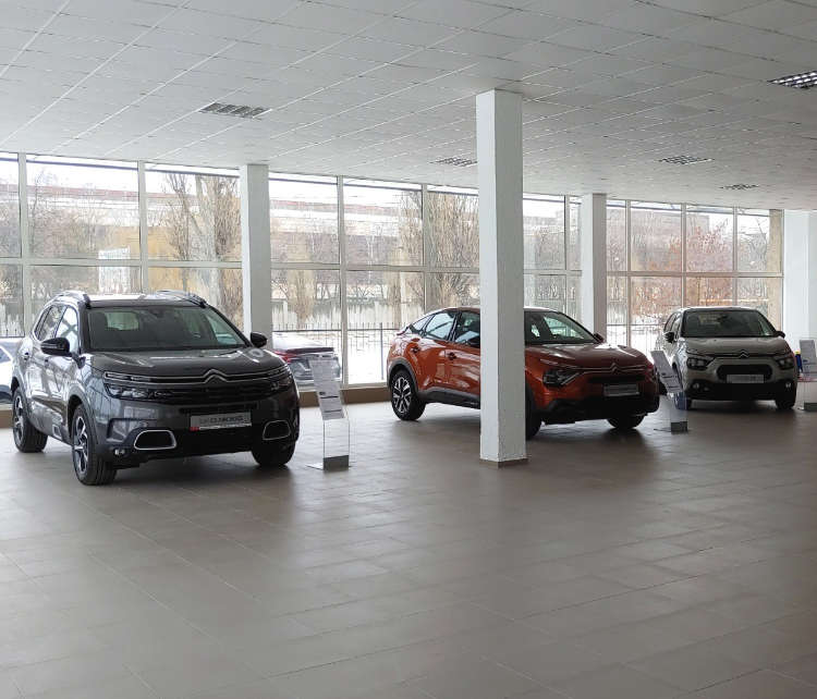 Автомобілі Citroën у виставковому залі автосалону «Автоальянс Суми»